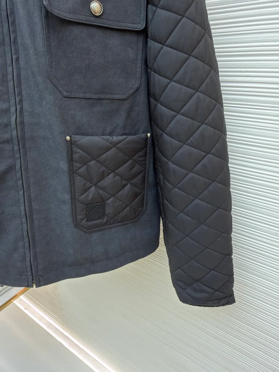 LOUIS VUITTON Nigo co-branded distressed tire cowhide rhombus quilted jacket ●Original version: purchased and developed by 38578 ●Item number: 1682253-B75 ●Fabric: cotton fabric ●Technology: distressed production ●Color: black ●Version: fitted version ●Weight: about 880 grams ●Size: 46-48-50-52 ●Description: Made of ZP custom dyed fabric The threads are dyed in the same cylinder with zero color difference. A full set of accessories are customized to differentiate from the market currency. Welcome to compare. The overall wiring is straight and delicate, the fabric is comfortable and soft, and the color is consistent without color difference. It can be matched with the same style to create a fashionable look and control various occasions. Customized accessories, complete with three standards, same style for men and women!